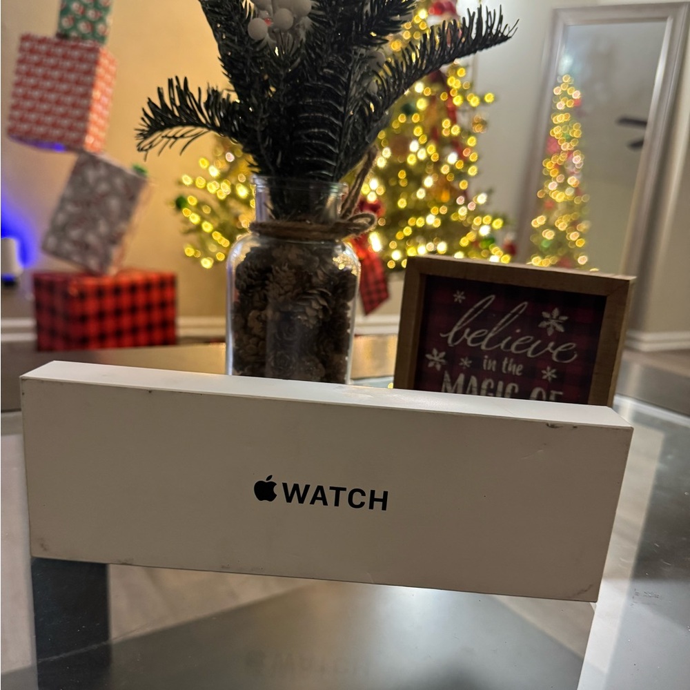 Apple Watch SE 2nd Generation (GPS) 40mm Aluminum Case with Starlight Sport Band